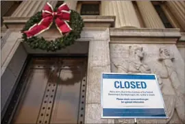  ?? ZACH GIBSON / BLOOMBERG ?? A sign announcing closure of the National Archives in Washington. An estimated 400,000 federal employees are working without pay.