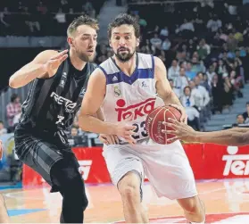  ?? FOTO: EFE ?? Sergi Llull, base del Madrid, entra a canasta ante Axel Hervelle, del Retabet Bilbao