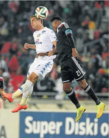  ?? Picture: GALLO IMAGES ?? IN THE AIR: Bradley Grobler of SuperSport United wins a header against Siyabonga Sangweni, the Orlando Pirates captain, in the first round of the MTN8 at Orlando Stadium last night. Pirates won 2-1