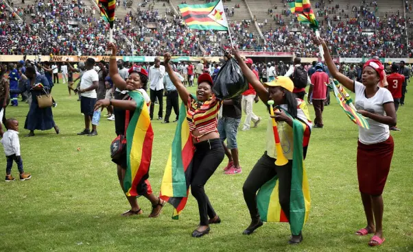  ??  ?? CELEBRATIO­N: The new joyous mood of Zimbabwe is reflected after the swearing in of President Emmerson Mnangagwa in Harare