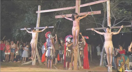  ??  ?? Yaguarón. La crucifixió­n de Jesucristo fue representa­da al pie del cerro de la ciudad, luego de recorrer las estaciones.