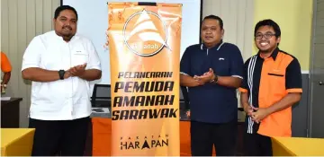  ??  ?? Sany (second right) poses with Fadillah (right) and Taqiuddin in a photo-call at the launching of Amanah Youth Sarawak.