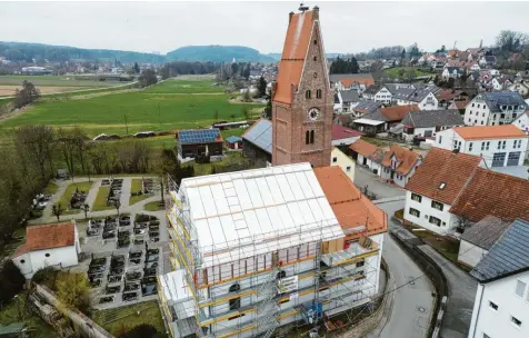  ?? Fotos: Marcus Merk ?? So laufen die Bauarbeite­n an der St. Vitus Kirche in Willmatsho­fen.