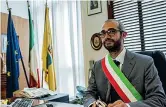  ??  ?? Chi è Ingegnere, 40 anni, Antonio Cozzolino (M5S) guida Civitavecc­hia dal 2014