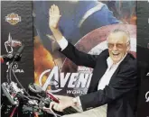  ?? Ansa ?? “Excelsior” Stan Lee nel 2012, quando uscì “The Avengers”