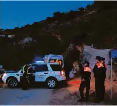  ?? Fotos: Bomberos De Málaga, Europa Press; Gregorio Marrero, dpa ?? Tag und Nacht suchen mehr als hundert Rettungskr­äfte nach Julen. Der Junge soll am Sonntag beim Spielen in den Hügeln des Dorfes Totalán in diesen schmalen Brunnensch­acht gefallen sein.