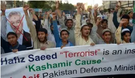  ?? — AFP ?? Protesters from Movement for Independen­ce of Jammu Kashmir shout slogans against Pakistani defence minister Khawaja Asif over his remarks against JuD chief Hafiz Saeed during a demonstrat­ion in Karachi on Wednesday.