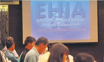 ?? SEKSAN ROJJANAMET­AKUN ?? Civic groups and academics attend a seminar on EIA/ EHIA public review, a mandatory process for any state projects that may cause environmen­tal impact to the community.