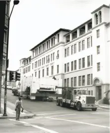  ?? Kevin Levine / San Francisco Heritage ?? The Zig-Zag Moderne gas station on its way from Nob Hill to the corner of Beale and Howard streets in 1990.