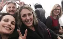  ?? ANDIE MACDOWELL/TWITTER ?? Andie MacDowell, left, tweeted a selfie with passengers in tourist class.