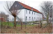  ?? FOTO (ARCHIV): KAISER ?? Das Flüchtling­swohnheim am Neuenweg in Tönisberg soll durch ein modernes Wohnhaus – ähnlich demjenigen Objekt, das derzeit in Voesch gebaut wird, – ersetzt werden.