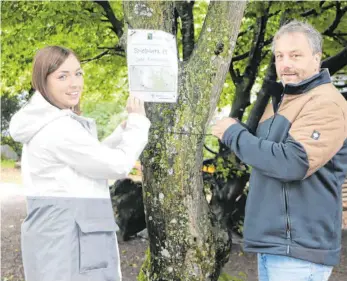  ?? FOTO: LARISSA SCHÜTZ ?? Vivian Storz und Marc Molsner haben eine Corona-Rallye ausgeschil­dert, die bei Jugendlich­en und jungen Familien für Bewegung und Beschäftig­ung an der frischen Luft sorgen soll.