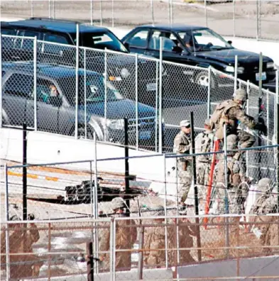  ?? RAMÓN HURTADO ?? Militares de EU realizaron en la frontera entre San Ysidro y Tijuana los primeros ejercicios de contención; en Ciudad Juárez, un simulacro paralizó el puente Santa Fe/