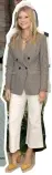  ??  ?? Aktrise Gwyneth Paltrow (47) wys dat ’n gekleurde hak en geruite baadjie by ’n wit broek ’n stylvolle kombinasie is.