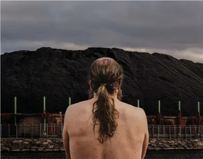  ?? FOTO: JAN AHLSTEDT/PRESSBILD ?? ■ Todellisuu­den tutkimuske­skus och norska Ferske Scener tar med åskådaren på en virtuell, interaktiv resa där man får njuta av novemberru­skets motsägelse­fulla skönhet. Verket ingår i Liikkeellä marraskuus­sa-festivalen­s program.