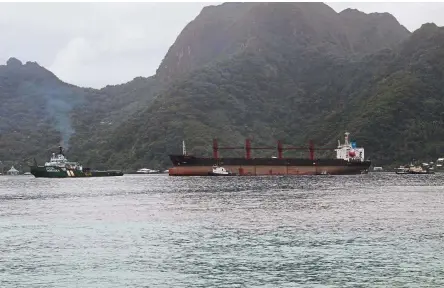  ?? — AP ?? Courting controvers­y: The North Korean cargo ship (centre) being towed into Port of Pago Pago in Pago Pago, American Samoa.