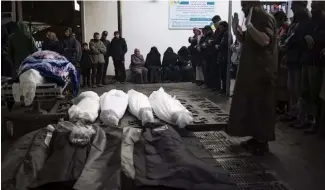  ?? ?? Des proches des victimes pleurent leurs morts à l'extérieur de la morgue de Rafah, le 24 janvier 2024.