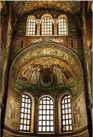  ??  ?? TERRENO E CELESTE In alto. Piazza del Popolo, il cuore pulsante e luogo di ritrovo di Ravenna, in Emilia-Romagna. A sinistra. Uno dei mosaici bizantini - per cui la città è famosa - all’interno della Basilica di San Vitale, il primo di otto monumenti patrimonio dell’Unesco.