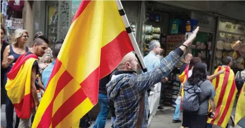  ?? Foto: Imago/Michael Trammer ?? Teilnehmer der Unionisten-Demonstrat­ion am 30. September 2017 in Barcelona hebt die Hand zum faschistis­chen Gruß à la Hitler und Franco.