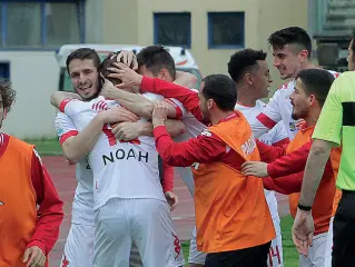  ??  ?? Il gruppo La festa del Padova nella partita contro il Pordenone. La vigilia di Pasqua è stata sontuosa