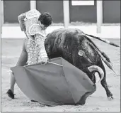  ??  ?? FOTO: TOMADA DE APLAUSOS.ES
• El torero toledano Álvaro Lorenzo en un derechazo.
