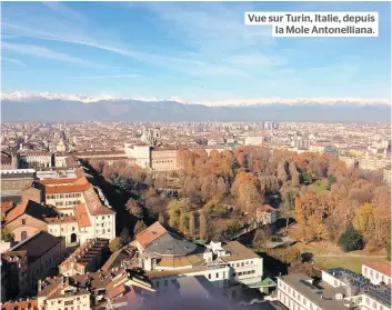  ??  ?? Vue sur Turin, Italie, depuis la Mole Antonellia­na.
