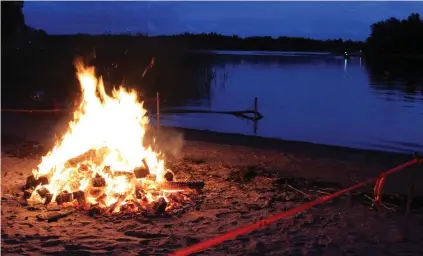  ?? FOTO: EVA MONTHéN/ESBO STAD ?? Forneldarn­as natt firas på lördag och då tänds också brasan vid Hanikka badstrand vid Svinösund i Esbo klockan 20.30.■