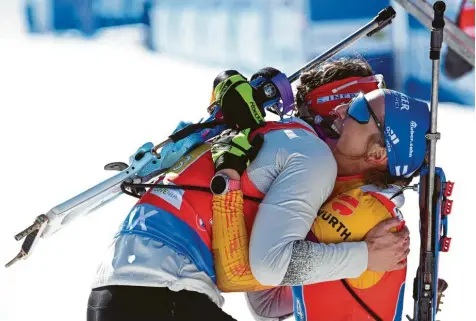  ?? Foto: Sven Hoppe, dpa ?? Denise Hermann (l.) und Franziska bejubeln den zweiten Platz in der 4 x 6 Km‰Staffel.