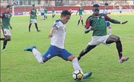  ?? AIFF ?? Mohun Bagan’s Kingsley Obumneme (right) and Indian Arrows’ Nongdamba Naorem tussle for the ball on Tuesday.