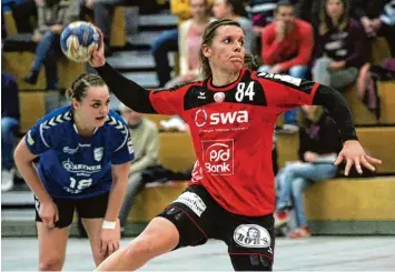  ?? Foto: Annette Zoepf ?? Mit ihrer Erfahrung ist Annika Schmid (am Ball) immens wichtig für den TSV Haunstette­n.