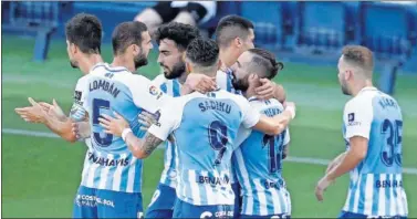  ??  ?? Lombán, Juande y Sadiku, en primer plano, celebran uno de los goles del Málaga.