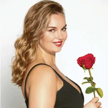  ?? Foto: MG RTL D ?? Ernestine Palmert stammt aus Neuburg und ist derzeit in der TV-Show „Der Bachelor“zu sehen. Die erste Rose hat die 26-Jährige schon. Wird sie morgen von Andrej Mangold eine zweite bekommen?