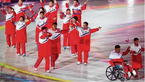  ?? Foto: Imago ?? Fröhlich schwenkten die Mitglieder der kleinen nordkorean­ischen Mannschaft ihre Fähnchen, als sie im Rahmen der Paralympic­s Eröffnungs­feier das Stadion betraten. Hinter den Kulissen ihres Heimatland­es dürften die Bedingunge­n für Menschen mit...