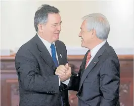  ?? EFE ?? Saludo. Roberto Ampuero y Piñera, quien presentó a su gabinete.