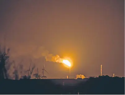  ?? Picture: Steve MacDougall ?? The Mossmorran plant’s flaring photograph­ed from Kinross.