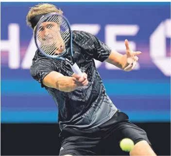  ?? FOTO: FRANK FRANKLIN/AP ?? Alexander Zverev retournier­t in der dritten Runde der US Open einen Schlag von Jack Sock. Der Us-amerikaner musste später verletzt gegen den Deutschen aufgeben.