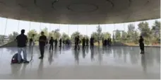  ?? JIM WILSON/THE NEW YORK TIMES FILE PHOTO ?? Surroundin­g Apple’s new HQ are 14-metre-tall curved panels of safety glass. Work spaces, or “pods,” are also glass. This has created a walking hazard.