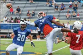  ?? SAM STEWART — DIGITAL FIRST MEDIA ?? Team Independen­ce’s Matt Ford-Bey goes for a pass intended for Team Freedom’s Matt Gibson (7).