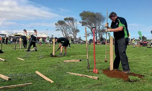  ?? SUPPLIED ?? James Lawn constructs a Taranaki gate duriong Saturday’s competitio­n.