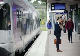  ?? FOTO: LEHTIKUVA/MIKKO STIG ?? TåGSTOPP. De 200000 passagerar­e som i vanliga fall åker tåg i huvudstads­regionen på tisdagar får se sig om efter andra lösningar nästa vecka.