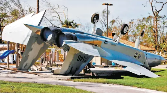  ??  ?? El huracán arrastró un Eagle F15 A preservado en la entidad.