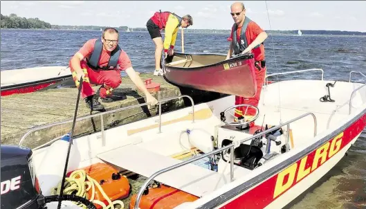  ?? BILD: DLRG ?? Machen Klarschiff: Die DLRG-Besatzung von „Pelikan Ammerland 72/77/1“räumte am Sonnabend die Badestelle in Dreibergen am Nordufer des Zwischenah­ner Meeres ab.