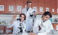  ?? FOTOS: GUNTHILD SCHULTE-HOPPE ?? Die BTAler – hier Alicia Rissi, Korbinian Schelzig und Philipp Kalina (von links) – verbringen etwa die Hälfte ihrer Ausbildung im Labor.