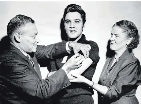  ??  ?? 1956 ließ sich Elvis gegen Kinderlähm­ung impfen und animierte als Teenager-Idol eine wichtige Impfgruppe zur Immunisier­ung