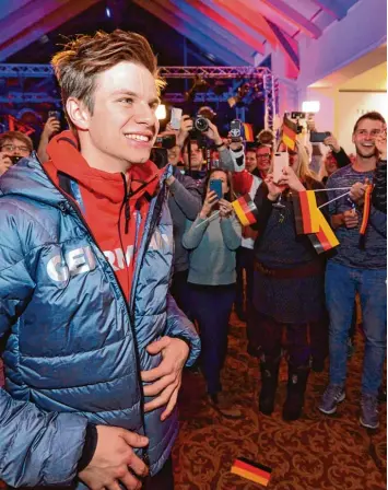  ?? Foto: Hauke Christian Dittrich, dpa ?? Nach einem Interview Marathon feiert Skispringe­r Andreas Wellinger seinen Sieg auf der Normalscha­nze bis fünf Uhr morgens im Deutschen Haus.