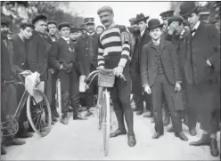  ??  ?? Hippolyte Aucouturie­r posa con su bicicleta.