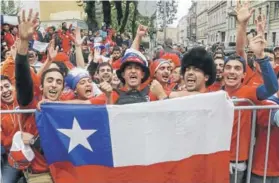  ?? FOTO: AGENCIAUNO ?? ►► Hinchas chilenos, durante el banderazo.