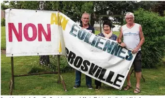  ??  ?? Face à la mairie de Crosville, Dominique Louvel, Marie-Thérèse Hautbois et Alain Auvray, membres de l’ADDICC, ont pu décrocher leur banderole mise en place en… 2009.