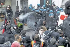  ?? AFP ?? Marchas. Empleados ferroviari­os marchan y chocan con la policía.