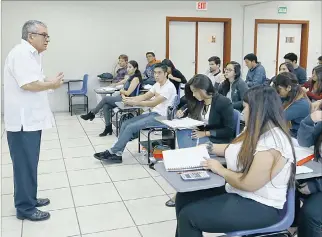  ?? GERARDO MENOSCAL / EXPRESO ?? Conocimien­to. El profesor cubano Eladio Oliveros, imparte una clase de Matemática a los estudiante­s.